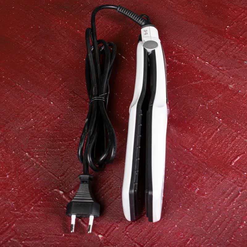 اتو مو باراباس نانو مدل ST2888، با صفحات پهن از جنس PTC، دارای دکمه‌ی روشن/خاموش، چرخش 360 درجه سیم انتهایی، قابلیت PTC برای جلوگیری از داغ شدن بیش از اندازه صفحات، به همراه سیم 1.5 متری